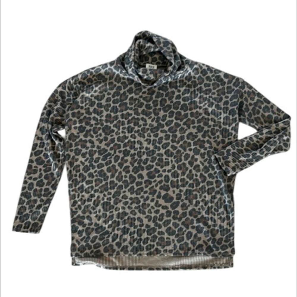 BKE leopard print long sleeve turtleneck thermal shirt size small oversized